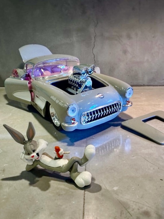 Jada Other - Jada ‘57 corvette ‘That’s all Folks!’ 1:24 scale die cast collector Car & Bunny